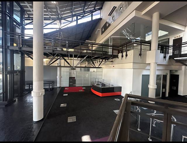 3,888M² OFFICE FOR SALE IN LONGMEADOW